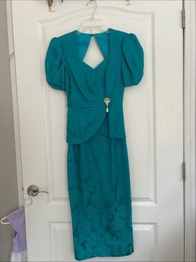 Vintage 1980’s Scott McClintock Teal Puff-Sleeve formal dress jeweled  4 read